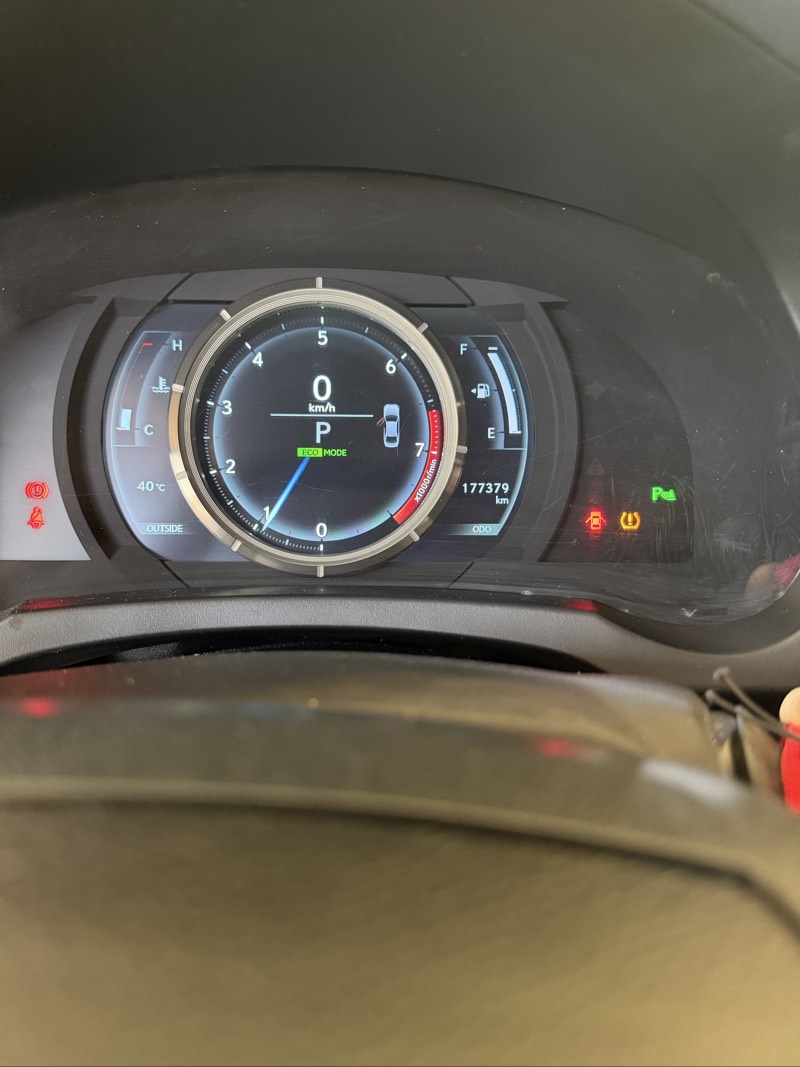 Is350f الون ابيض موديل 2015