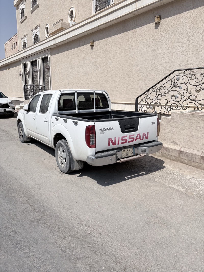نيسان نافارا 2014 ابيض