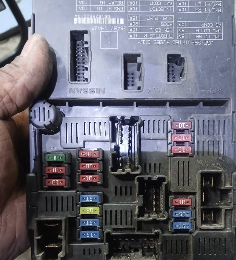 قاعدة علبة الفيوزات
