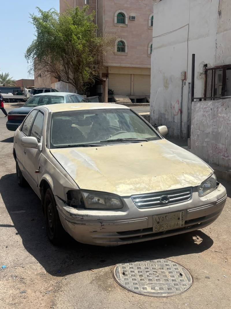 كامري ٢٠٠٢ ذهبي