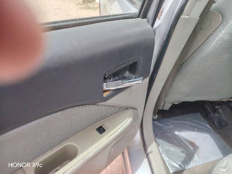 يدة باب داخلي خلف باب السواق