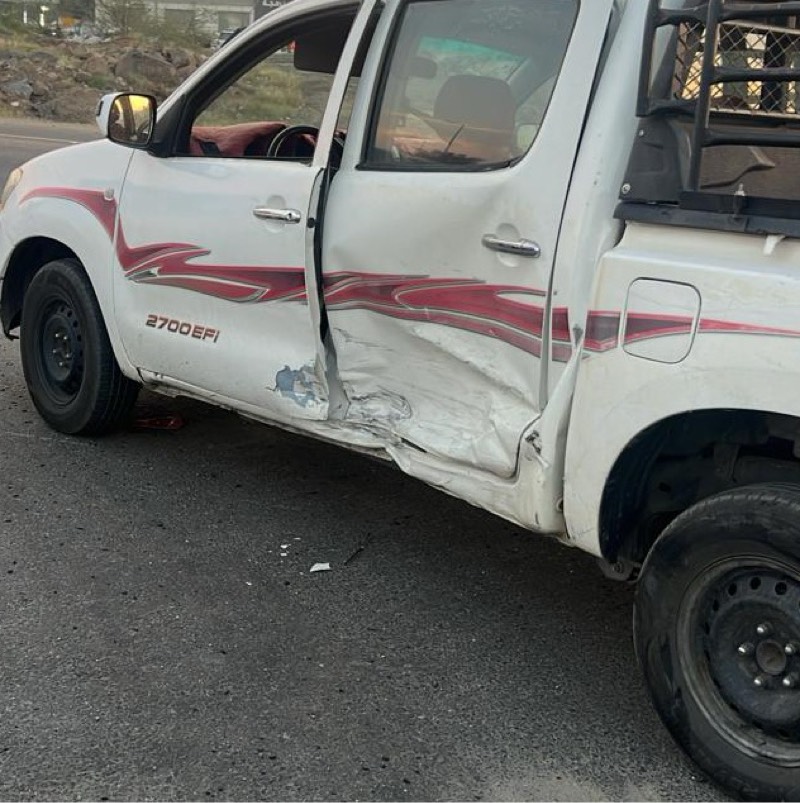 باب السائق وباب الراكب من جهة