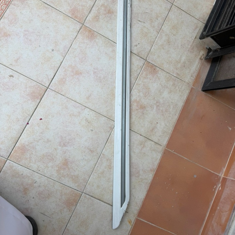 زيق جانبي الجهة اليمين للبابين