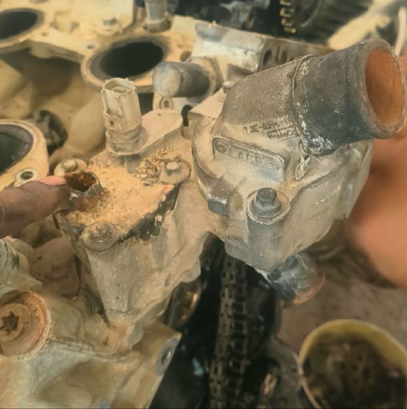 كوع ماء وكرتير وغطاء بلوف يسار