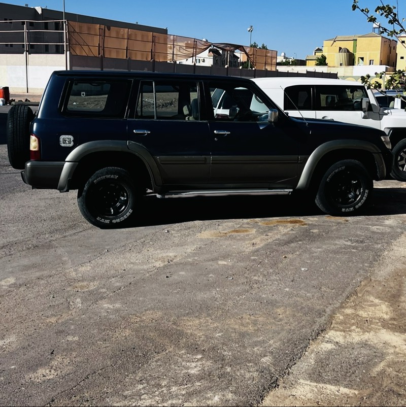 نيسان باترول اربع ابوب ٩٨ ازرق