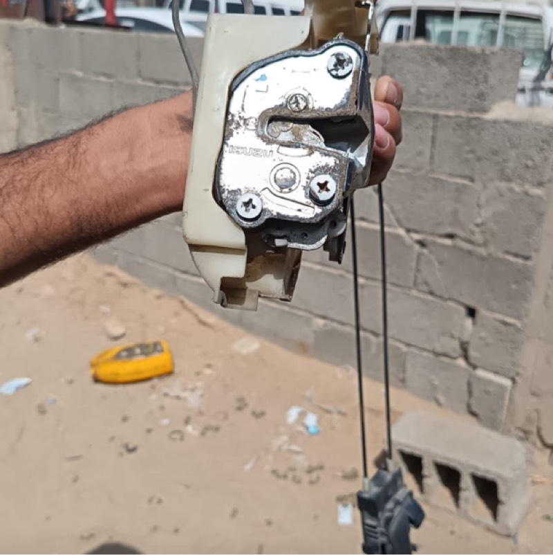 قفل باب السايق
