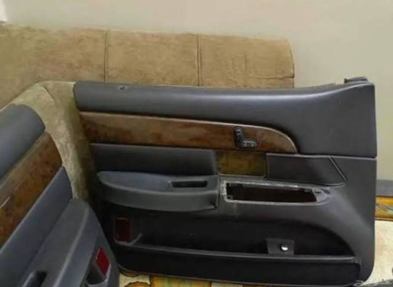ديكور باب اسود لباب السائق
